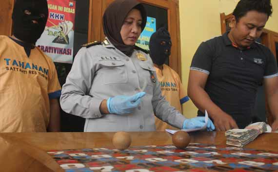 Dua pelaku dan barang bukti saat diamankan di Mapolres Tuban. foto: suwandi/BANGSAONLINE