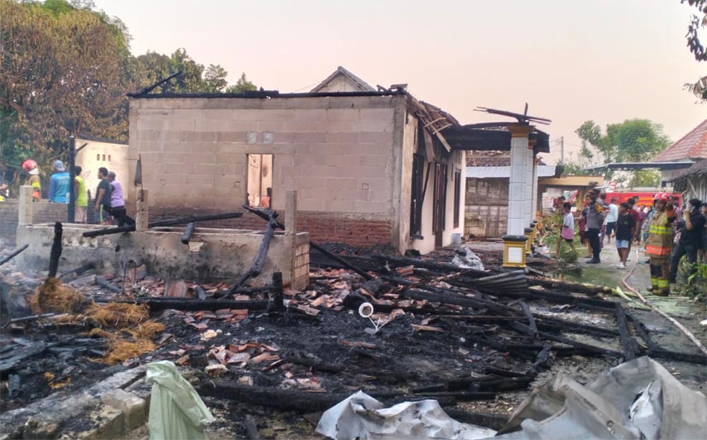 Kondisi rumah milik Gunawan, warga Desa Sambongrejo, hangus usai dilalap api.