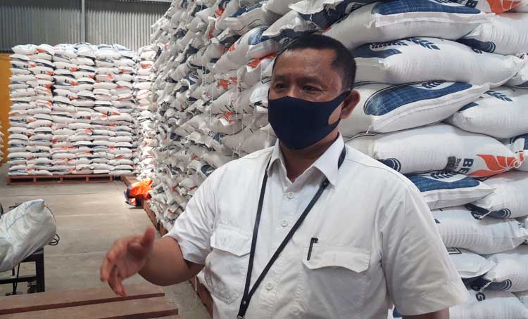Kepala Bulog Cabang Kediri, Mara Kamin Siregar. foto: MUJI HARJITA/ BANGSAONLINE