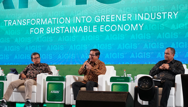 Direktur Utama Petrokimia Gresik Dwi Satriyo Annurogo (dua dari kanan) menjadi pemateri di ajang AIGIS 2024 di Jakarta. FOTO: ist.