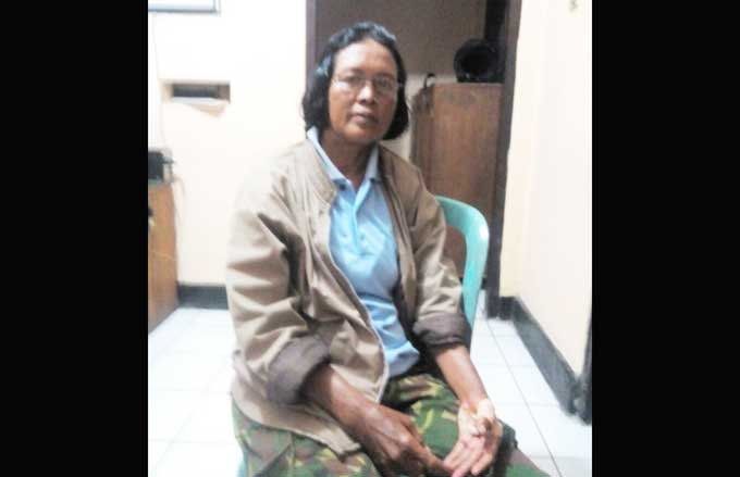 Korban saat melapor ke Polsek Ngrambe.