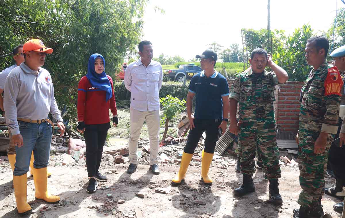Bupati Mojokerto, Ikfina Fahmawati, saat meninjau lokasi banjir.