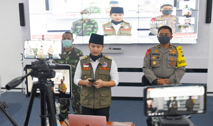 Bupati Arifin saat rilis pers dari Smart Center Pendopo Trenggalek. foto: HERMAN/ BANGSAONLINE