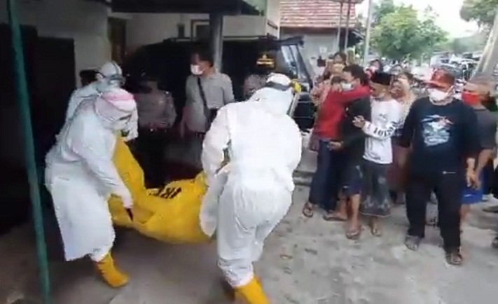 Petugas saat mengevakuasi jenazah korban dan dibawa ke RS Bhayangkara Kediri guna dilakukan visum. (foto: Ist).