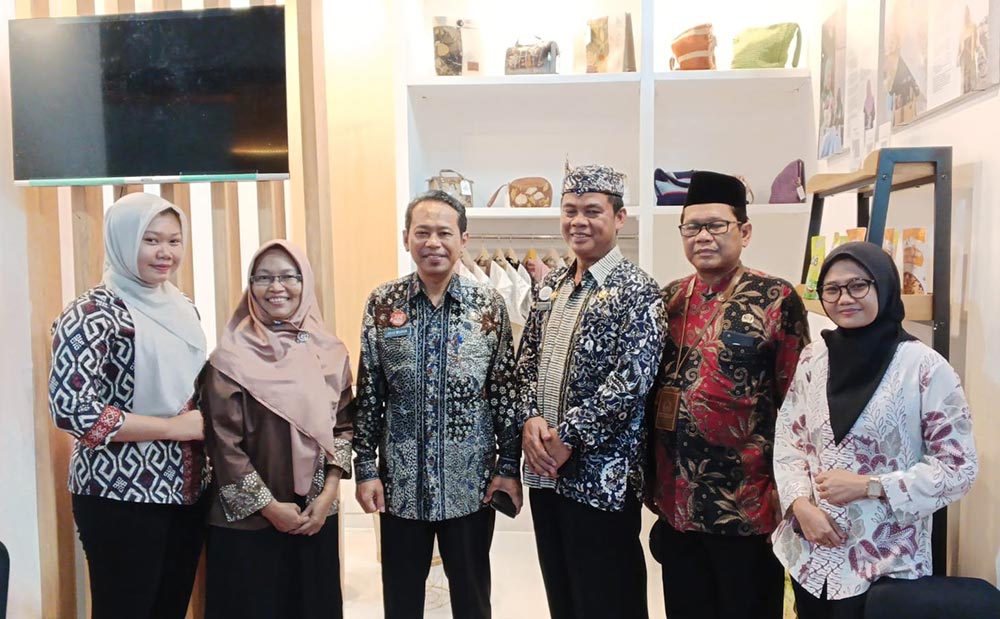 Kepala Dinas Kopumdag Tuban, Gunadi, bersama Asisten Perekonomian Setda Tuban, Agus Wijaya, saat mengunjungi stand milik EMCL di Tuban Fair 2025.