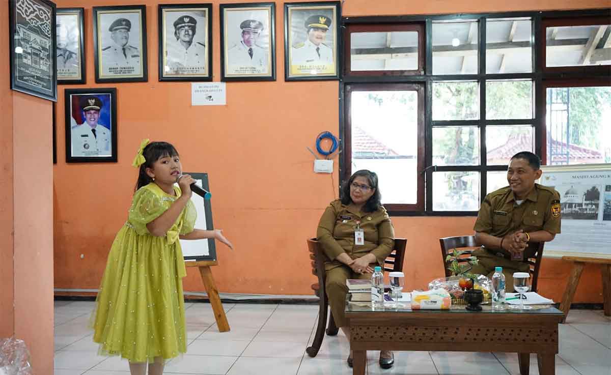 Pj Wali Kota Kediri, Zanariah, dan Kepala Disarpus Kota Kediri, Eko Lukmono Hadi, saat melihat penampilan dari salah satu siswa yang berprestasi. Foto: Ist