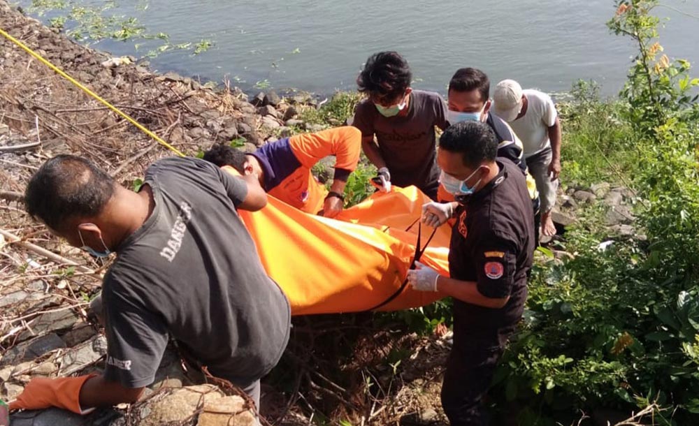 Komandan URC BPBD Kabupaten Kediri Windoko, saat memimpin evakuasi jenazah Sumarni. (foto: ist)