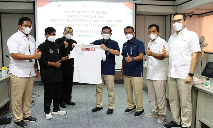 Dirut Petrokimia Gresik, Dwi Satriyo Annurogo, saat melepas atlet senam untuk berlaga di SEA Games Vietnam. Foto: Ist