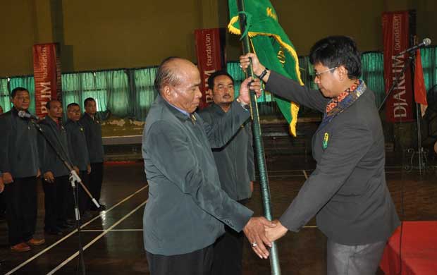 Mahin saat dikukuhkan jadi Ketua PBSI Gresik. foto: SYUHUD/ BANGSAONLINE