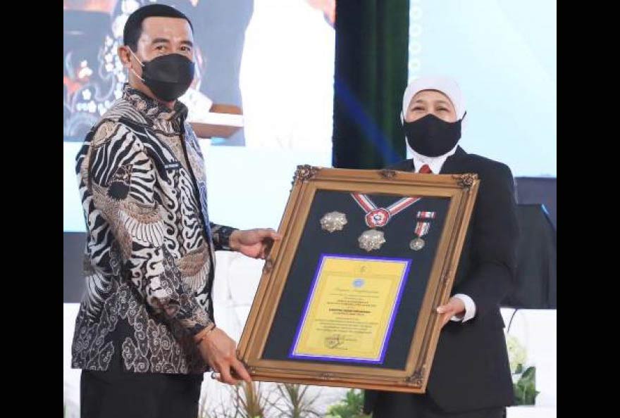 Gubernur Jatim Khofifah Indar Parawansa menerima Penghargaan Tanda Kehormatan Kartika Pamong Praja Madya dari Rektor Institut Pemerintahan Dalam Negeri (IPDN) Dr. Hadi Prabowo, M.M., Senin (19/4/2021). foto: ist