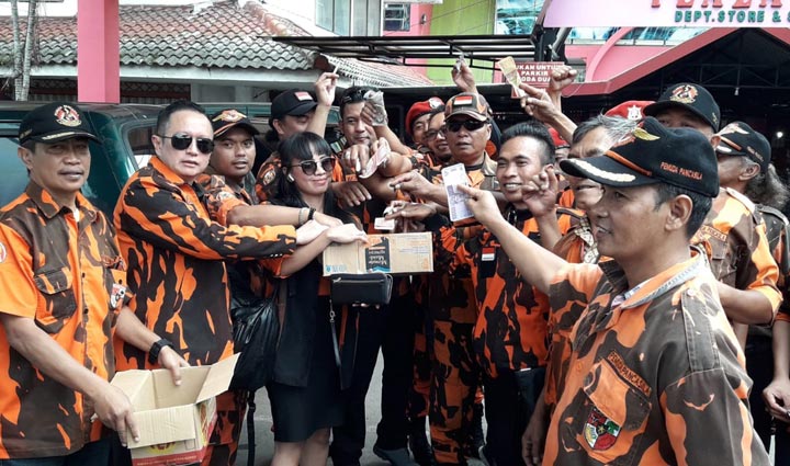 Anggota Ormas PP Kota Batu saat unjuk melakukan penggalangan dana di Alun-alun Kota Batu, Rabu (12/2).