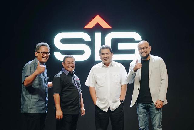 Direktur Utama SIG, Hendi Prio Santoso (dua dari kanan), Direktur Marketing & Supply Chain SIG, Adi Munandir (paling kanan), Direktur Strategi Bisnis dan Pengembangan Usaha SIG, Fajar Judisiawan (dua dari kiri), Direktur Keuangan SIG, Doddy Sulasmono Diniawan (paling kiri) usai memberikan keterangan kepada media terkait corporate rebranding.
