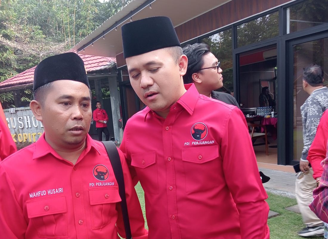 Mahfud Husairi (kiri)