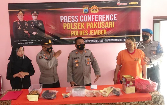 Polsek Pakusari saat ungkap kasus penipuan Umi Kulsum.