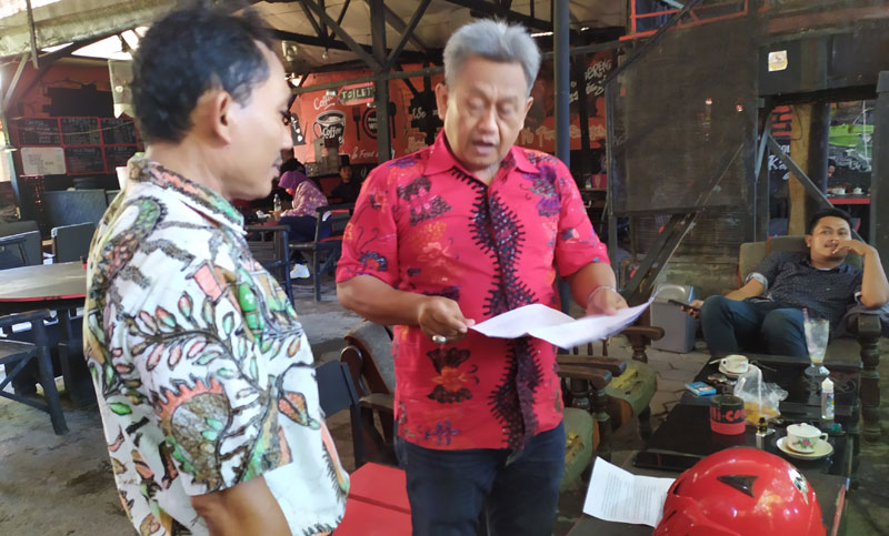 Salah satu pengusaha warung kopi yang berada di jalan Kamboja saat menerima imbauan dari Disparbud Pamekasan terkait SE Bupati tentang penanganan Covid-19.