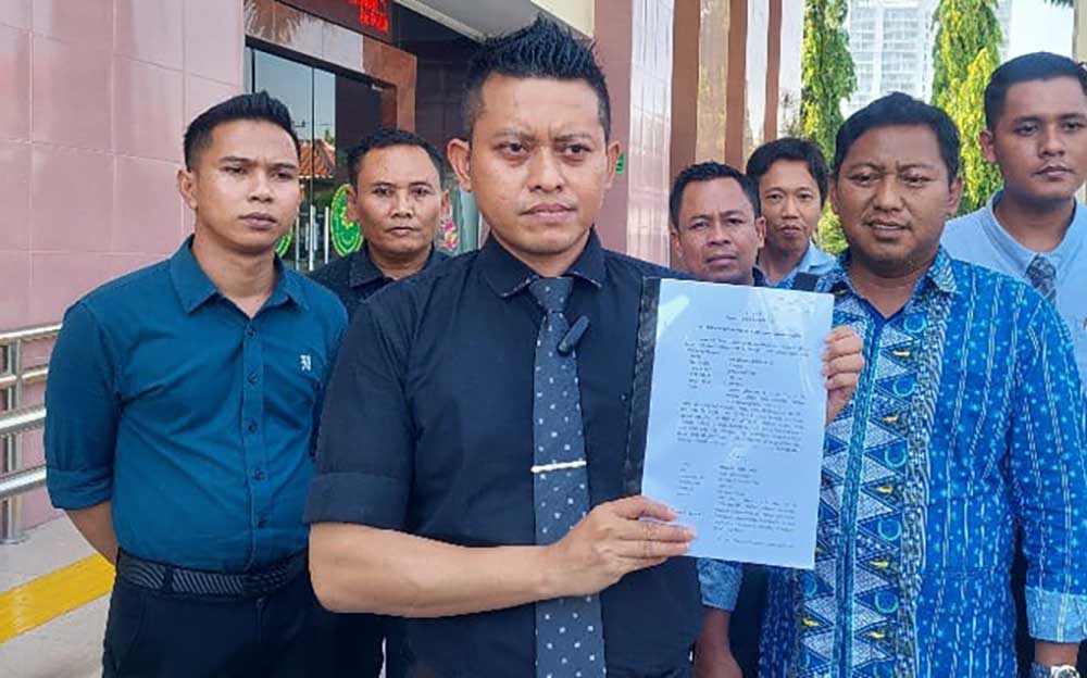 Kuasa hukum PT. Multi Graha Persada Indah Regency, Welem Mintarja, memperlihatkan hasil putusan gugatan. Foto: Ist.