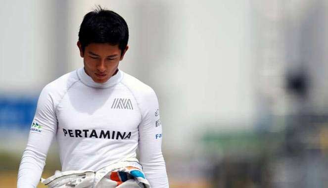 Rio Haryanto harus terdepak dari Tim Manor Racing lantaran tidak mampu melunasi kekurangan dana sponsor 7 juta euro dari kontrak awal sebesar 15 juta euro. 