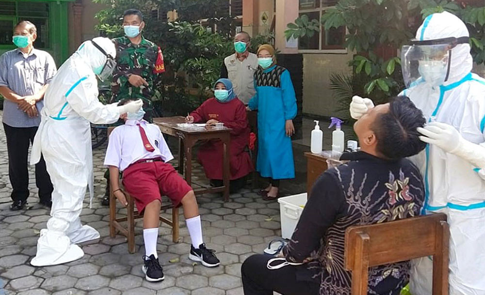 Petugas saat melakukan tes rapid terhadap siswa. foto: ist.