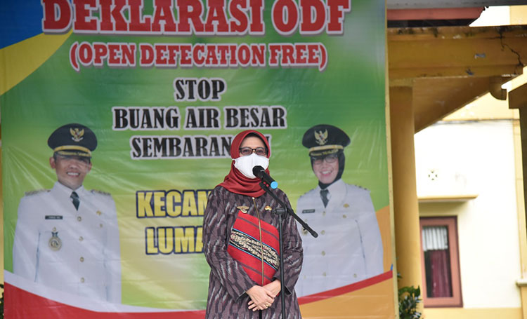 Wakil Bupati Lumajang saat membuka acara Deklarasi Open Defecation Free (ODF) atau Stop Buang Air Besar Sembarangan Kecamatan Lumajang di Pendopo Kecamatan Lumajang. (foto: ist)