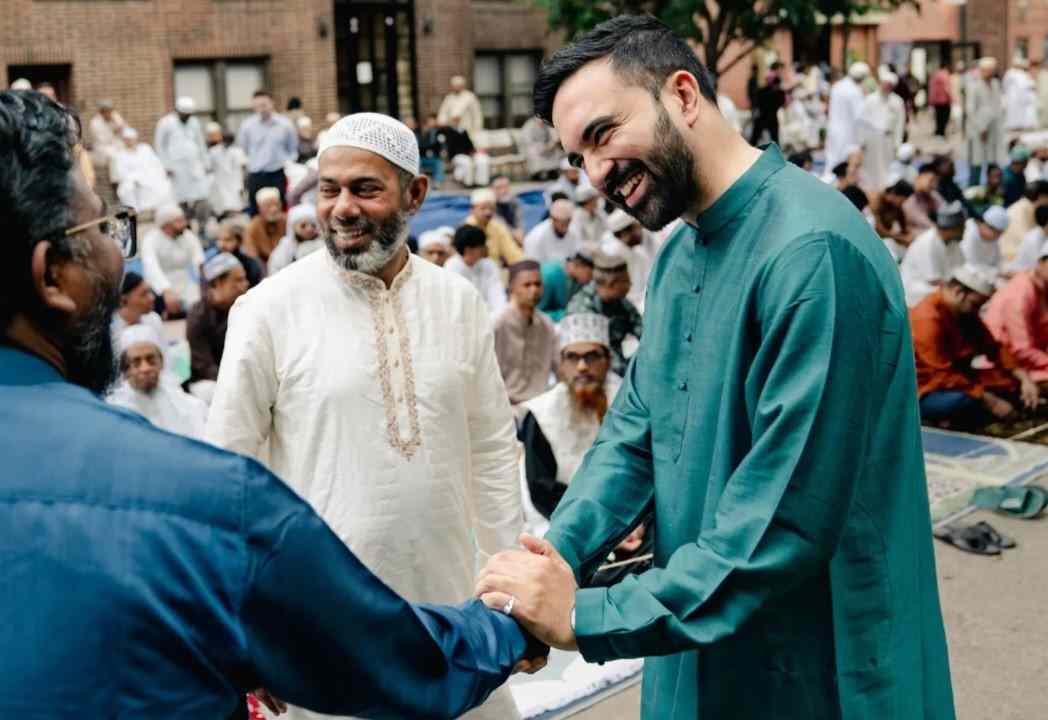 Zohran Mamdani mengenakan thawb atau baju panjang khas orang Arab berwarna hijau toska. Foto: The New York Time