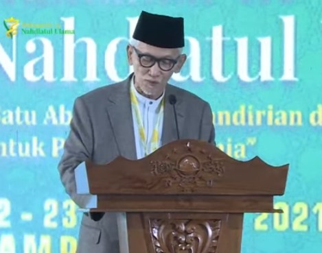 KH Miftahul Akhyar saat menyampaikan khutbah iftitah pada pembukaan Muktamar ke-34 NU di Pondok Pesantren Darussa