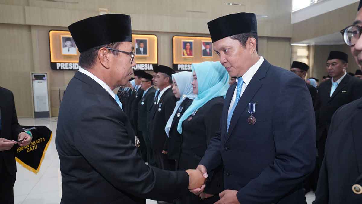 Wali Kota Batu saat memberikan selamat kepada para ASN penerima Satyalancana Karya Satya.