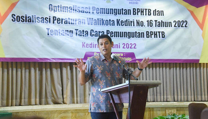 Wali Kota Kediri, Abdullah Abu Bakar, saat memberikan pengarahan terkait dengan optimalisasi penerimaan BPHTB. Foto: Ist