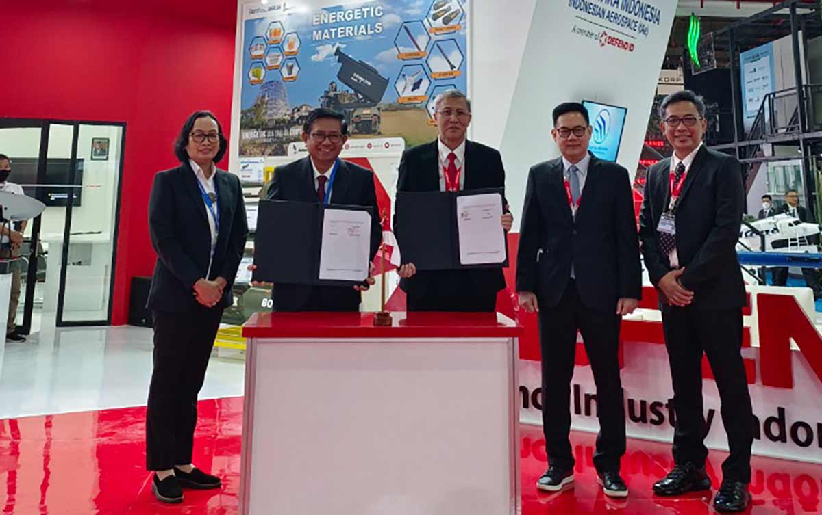 Direktur Utama Petrokimia Gresik, Dwi Satriyo Annurogo, saat menunjukkan MoU di Indo Defence Expo dan Forum 2022 di Jakarta. Foto: Ist