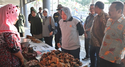 BINCANG – Walikota Surabaya Tri Rismaharini saat berbincang dengan pedagang di Sentra Ikan Bulak (SIB), di Kenjeran, Surabaya, Minggu (7/9/2014). foto : Humas Pemkot Surabaya untuk BangsaOnline
