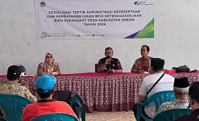 Camat Bungah Izzul Muttaqin (dua dari kanan) saat sosialisasi program BPJS Ketenagakerjaan untuk perangkat Desa Sukowati. Foto: Ist.