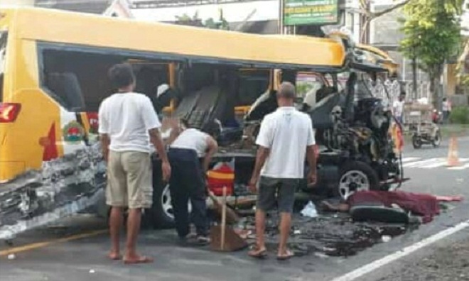Kondisi Isuzu Elf yang terlibat laka lantas di Jalan Raya Kediri-Kertosono, Desa Gampeng, Kecamatan Gampengrejo Kabupaten Kediri. (Foto: Ist.)