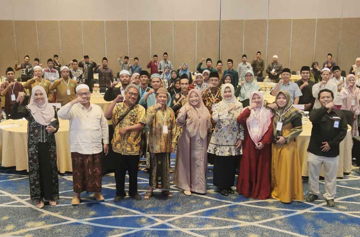 Kepala Disperpusip Jatim, Tiat S. Suwardi, bersama Wakil Ketua Komisi E DPRD Jatim, Hikmah Bafaqih, saat foto dengan para santri dalam sosialisasi Literasi Ponpes.