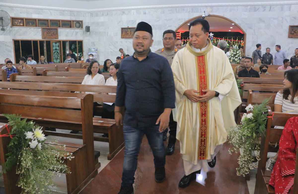Bupati Gresik, Fandi Akhmad Yani (kiri), saat mengunjungi gereja di malam Misa Natal. Foto: Ist