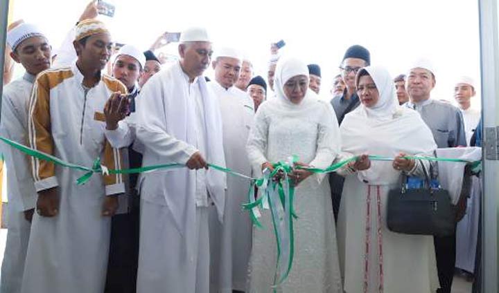 Gubernur Jawa Timur Khofifah Indar Parawansa menggunting pita sebagai peresmian Lembaga Pemeriksa Halal (LPH) dan Halal Center di Pondok Pesantren (PP) Bahrul Maghfiroh, Kota Malang, Minggu (14/7/2019). foto: istimewa/ bangsaonline.com