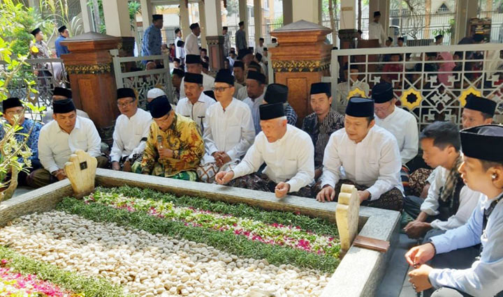 KH Said Aqil Siroj didampingi KH Kikin Abdul Hakim saat ziarah di Maqbarah Hadratussyaikh KHM Hasyim Asy
