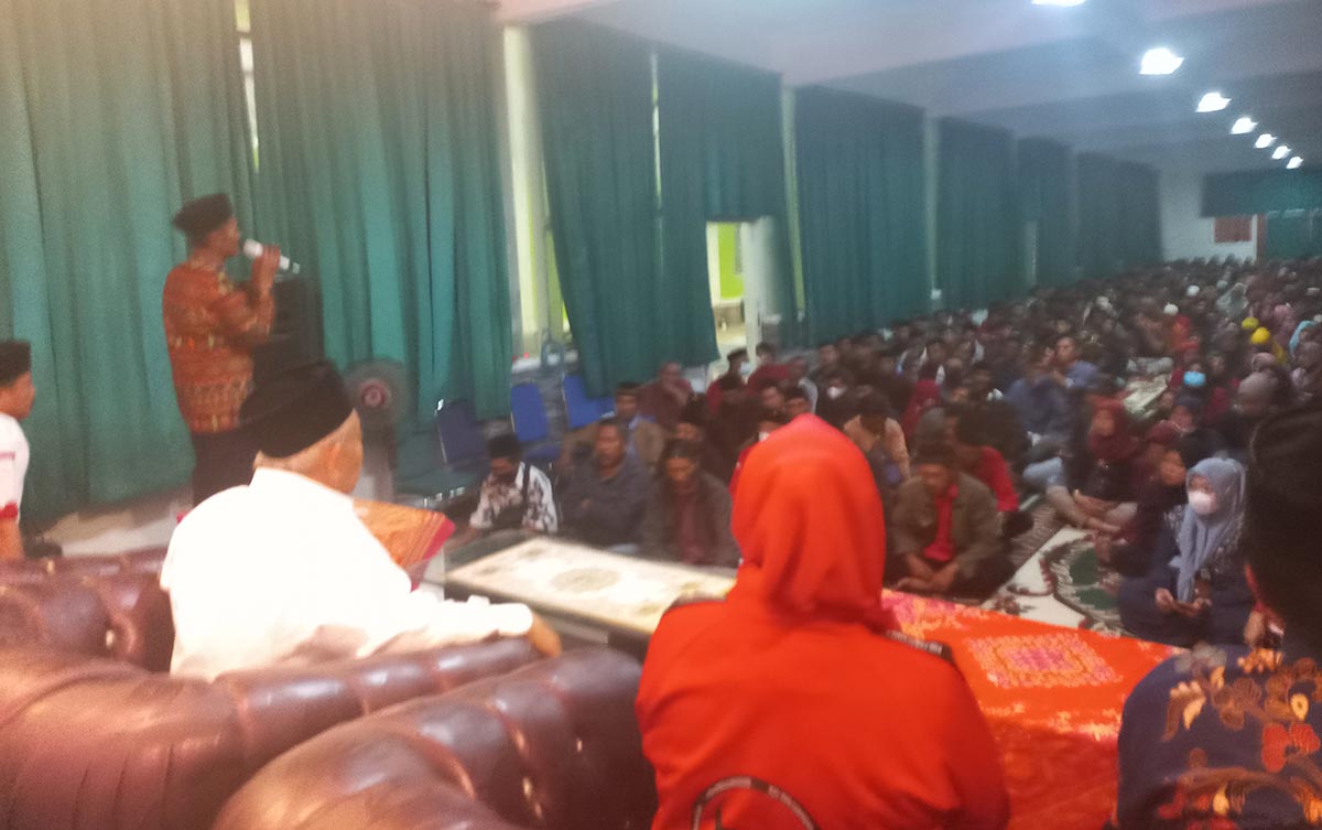 Ketua DPC PDIP Kabupaten Mojokerto H. Ahmad Anwar saat memberikan sambutan di hadapan ratusan tim sukses.