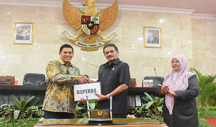 Wali Kota Kediri, Abdullah Abu Bakar, saat menyerahkan draf Raperda kepada Ketua DPRD Kota Kediri, Gus Sunoto Imam Mahmudi. Foto: Ist