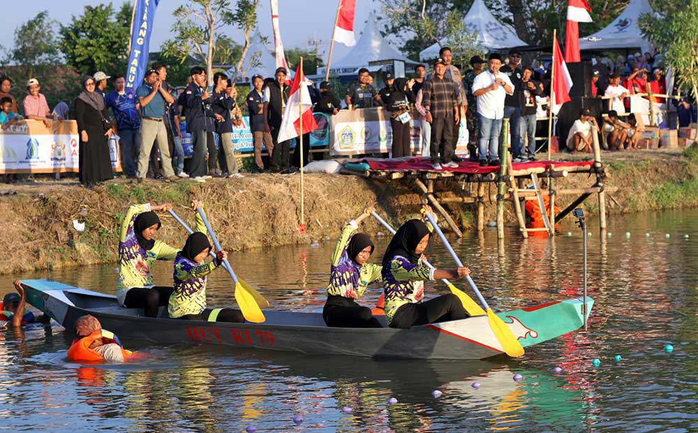 Bupati Gresik Fandi Akhmad Yani saat membuka lomba dayung perahu di Desa Gredek. Foto: Ist.