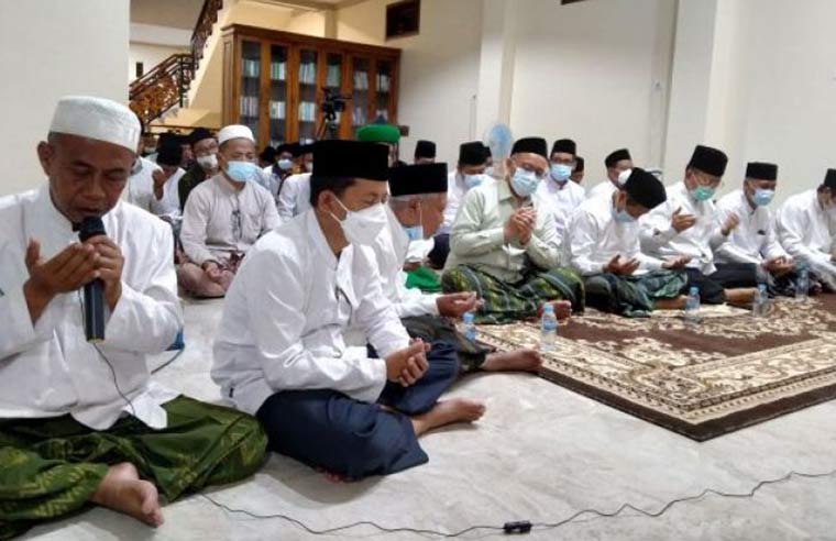 Para ulama dan tokoh Jawa Timur dalam acara salat malam dan istighatsah yang dipimpin Prof. Dr. KH. Asep Saifuddin Chalim, M.A., di kawasan Pondok Pesantren Amanatul Ummah Jl Siwalankerto Utara, Kamis (6/5/2021) malam. foto: mma/ bangsaonline.com