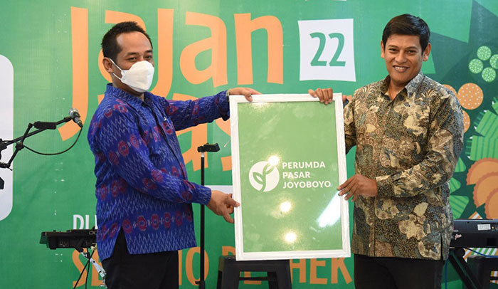 Wali Kota Kediri, Abdullah Abu Bakar (kanan), bersama Direktur Utama Perumda Pasar Joyoboyo, Ihwan Yusuf, saat memamerkan logo baru Perumda Joyoboyo. Foto: Ist