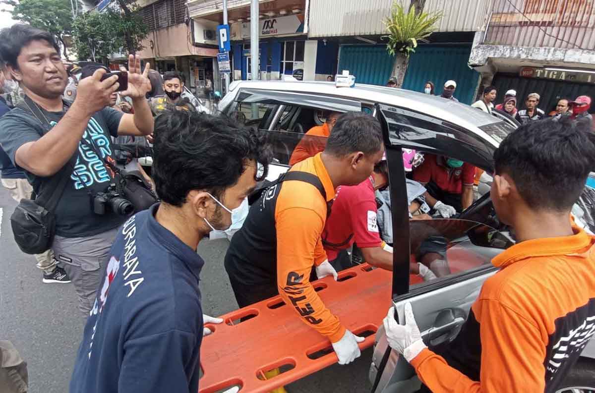 Diduga Terkena Serangan Jantung, Pengendara Mobil di Surabaya Meninggal Dunia