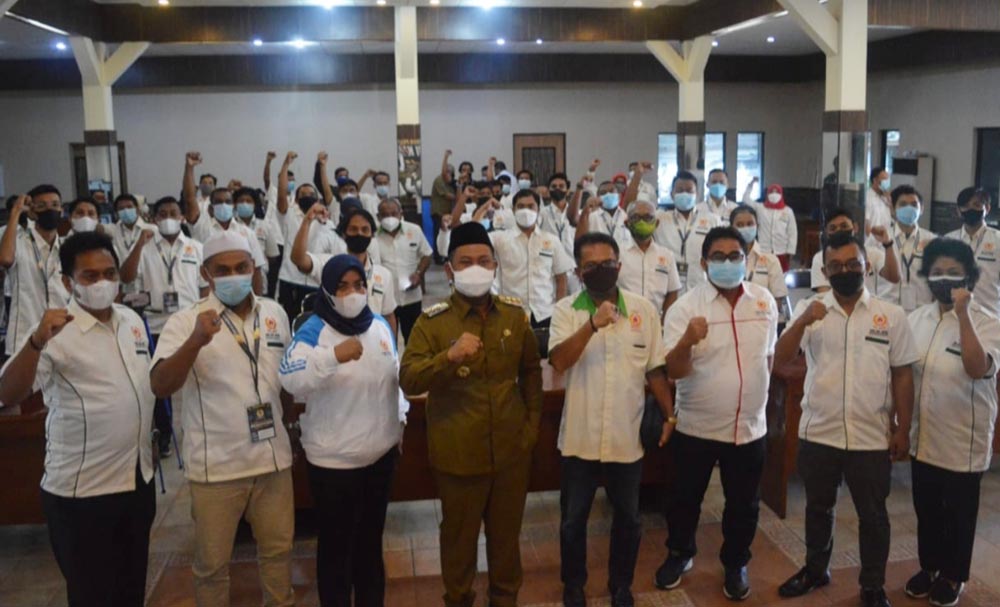 Bupati Gus Yani bersama Ketua KONI Gresik Anis Ambiyo Putri dan para pelatih saat pembukaan puslatcab. foto: SYUHUD/ BANGSAONLINE