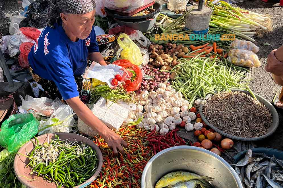 Beberapa harga sembako di Jatim hari ini alami perubahan. Foto: Sulthon/Bangsaonline.