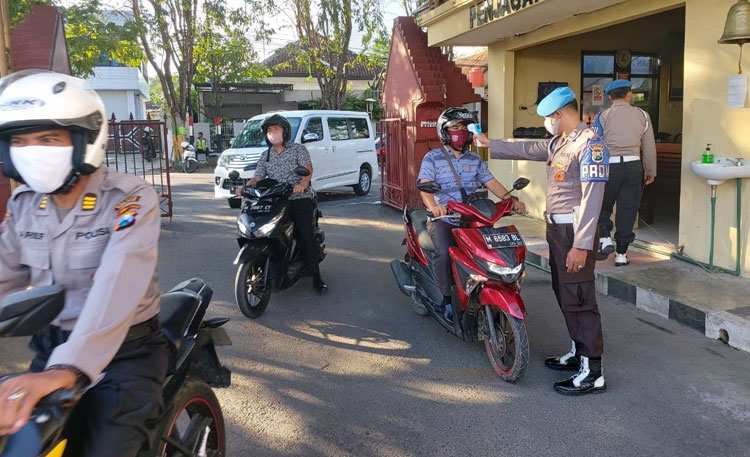 Seluruh anggota dan masyarakat yang akan memasuki Mapolres Pamekasan dilakukan pengecekan suhu tubuh. 