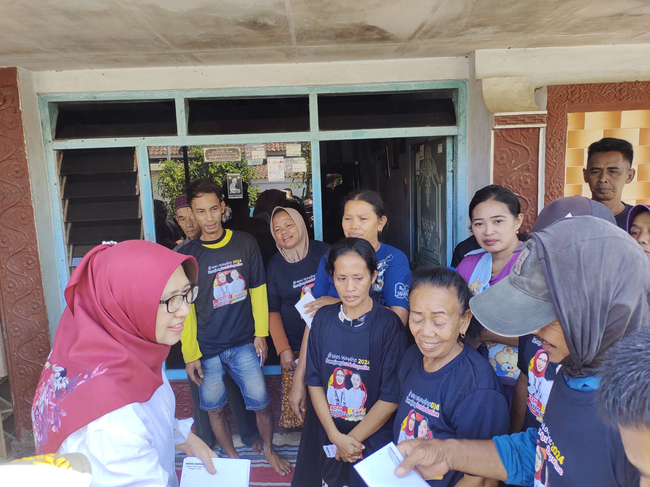 Calon Bupati Lumajang, Indah Amperawati Kunjungi Korban Bencana Alam Angin Puting Beliung di Selok Awar Awar