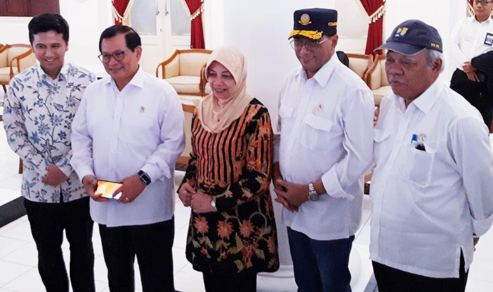 Dari Kiri, Wakil Gubernur Jatim Emiel Dardak, Menseskab Pramono Anung, Bupati Kediri dr. Hj. Haryanti Sutrisno, Menhub Budi Karya Sumadi, dan Menteri PUPR Basuki HadiMulyono. (foto: ist)