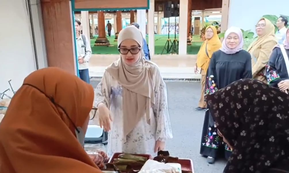 Ketua TP PKK Kabupaten Kediri Eriani Annisa Hanindhito saat membeli makanan di salah satu stan UMKM. (Ist).