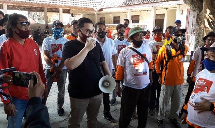Hanindhito Himawan Pramono (kaos hitam) saat menyapa warga di area Sendang Tirto Kamandanu. (foto: MUJI/ BANGSAONLINE)