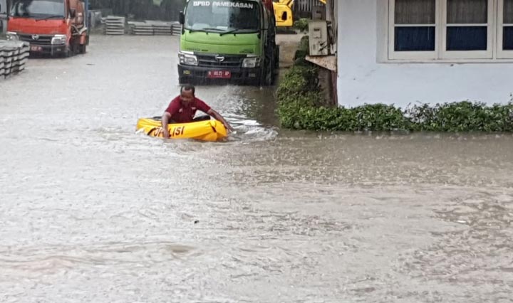 Kantor Pemda di jalan Jokotole tergenang banjir. Para pegawai yang akan pulang harus dievakuasi dengan perahu karet.