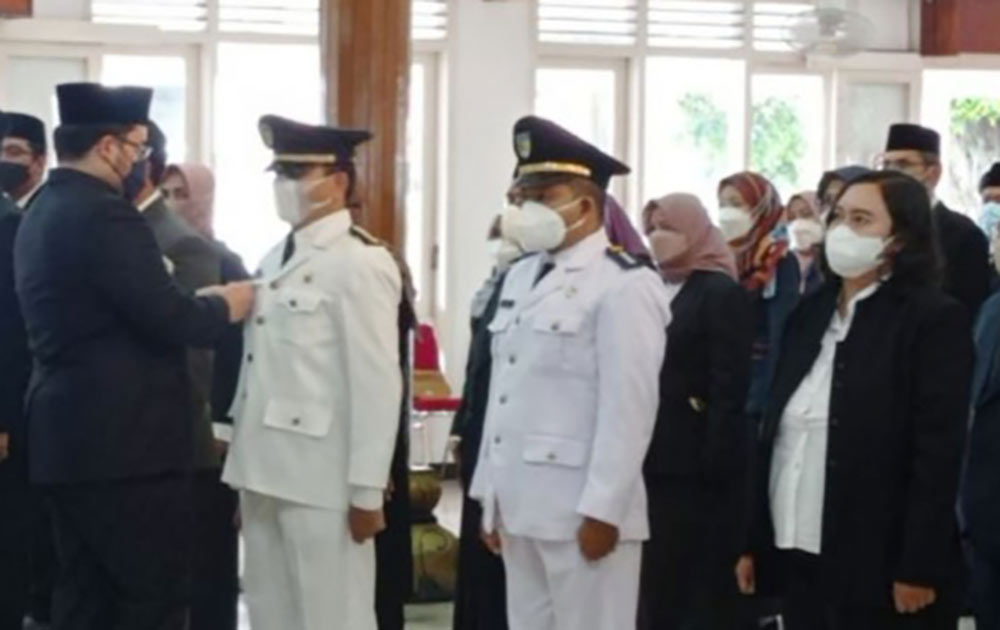 Bupati Kediri Hanindito Himawan Pramana saat menyematkan pin kepada salah satu pejabat yang dilantik. foto: ist.